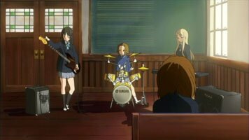 Mio, Ritsu und Tsumugi spielen Yui etwas vor