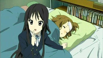 Mio macht einen Krankenbesuch bei Ritsu